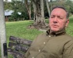 Kevin Spacey nel suo video di Natale: 'Se state soffrendo, la situazione migliorerà'