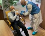 Vincenzo De Luca si è vaccinato, le reazioni dei politici sui social: 'Assurdo'