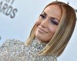 Jennifer Lopez: bionda o con i capelli viola, il nuovo look nelle foto su Instagram