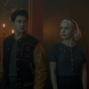 Le terrificanti avventure di Sabrina 4: Gavin Leatherwood e Kiernan Shipka in una scena dell'ultima stagione della serie