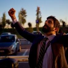 Nel bagno delle donne: Luca Vecchi durante una scena del film