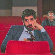 Nel bagno delle donne: Luca Vecchi in una scena