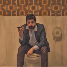 Nel bagno delle donne: Luca Vecchi in una sequenza del film