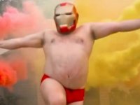 Jack Black come Iron Man, ma con gli speedo: il folle video celebra il 2021
