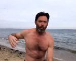 Hugh Jackman inaugura il 2021 con un altro bagno nelle acque ghiacciate (VIDEO)