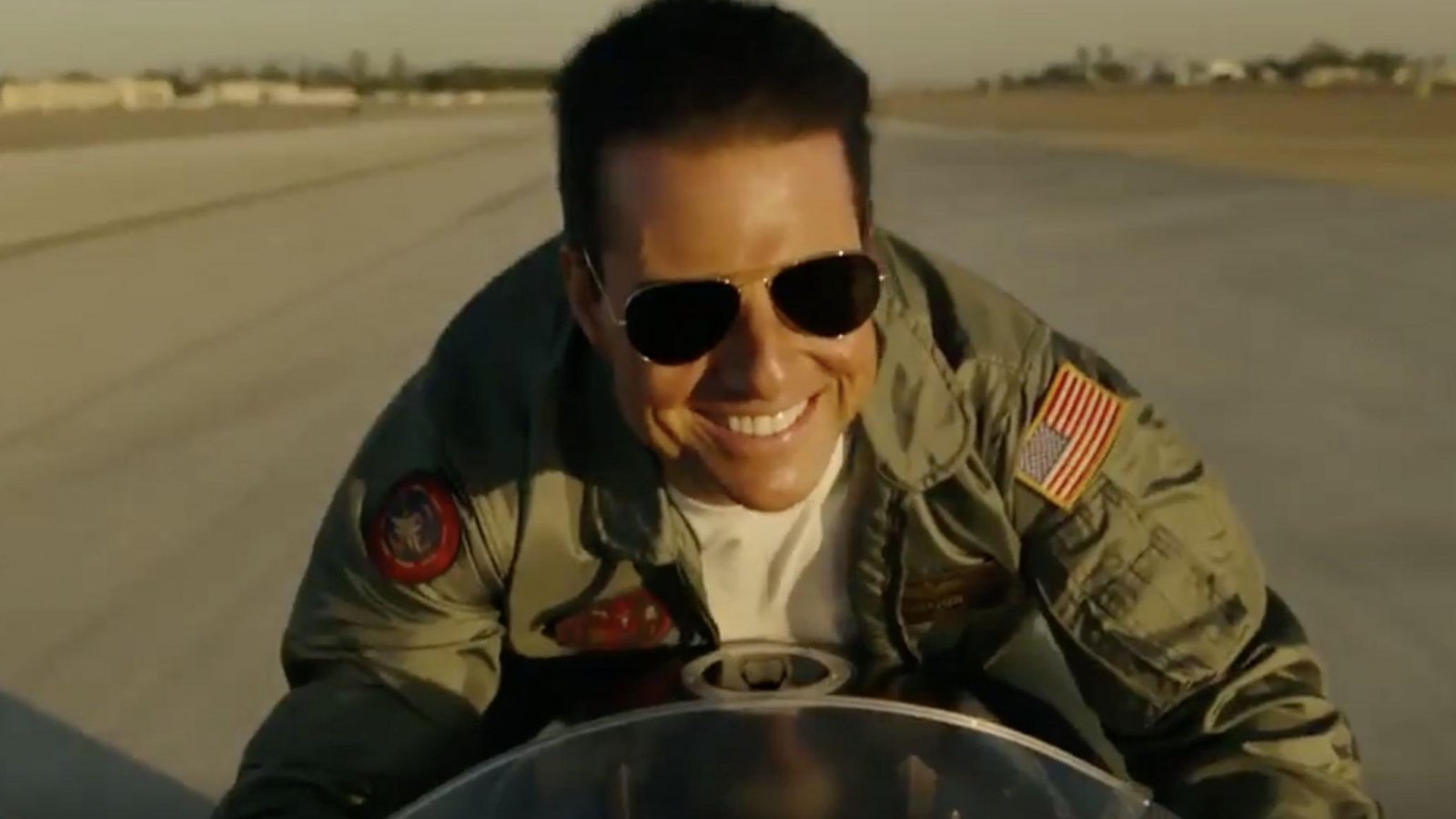 Un primo piano di Tom Cruise che si gode l'ebrezza della velocità