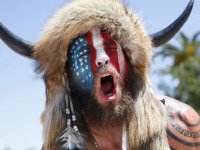 Capitol Hill: chi è l'uomo con le corna dell'assalto al Congresso USA