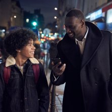 Lupin: Omar Sy con Etan Simon in un'immagine della serie Netflix