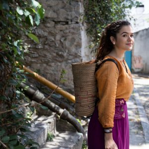 Doppio Papà: Maisa Silva in una scena