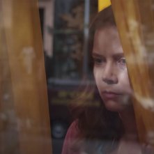 La donna alla finestra: un'immagine di Amy Adams