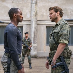 Outside the Wire: Anthony Mackie e Pilou Asbæk in una scena del film