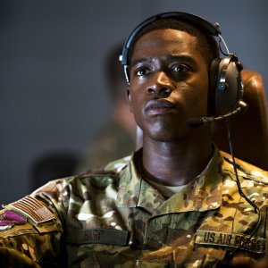 Outside the Wire: Damson Idris in una scena del film