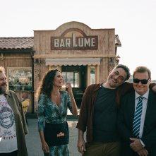 I delitti del BarLume 8, il cast in una scena