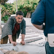 I delitti del BarLume 8, Filippo Timi in una scena