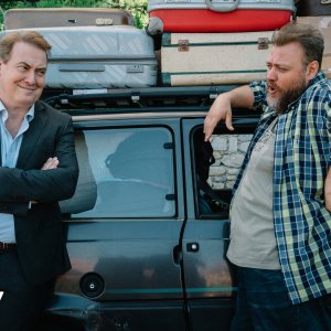 I delitti del BarLume 8, Corrado Guzzanti e Stefano Fresi in una scena