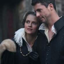 A Discovery of Witches: Diana e Matthew in una scena della seconda stagione