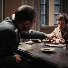 Lezioni di Persiano: Lars Eidinger insieme a Nahuel Pérez Biscayart in una scena