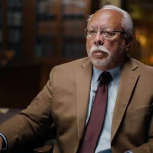 Night Stalker: caccia a un serial killer - Tony Valdez in una scena della serie Netflix