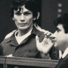 Night Stalker: caccia a un serial killer - Richard Ramirez appare in una scena della serie Netflix