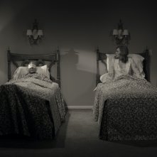 WandaVision: Paul Bettany ed Elizabeth Olsen in una scena di vita quotidiana della serie