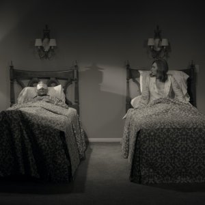 WandaVision: Paul Bettany ed Elizabeth Olsen in una scena di vita quotidiana della serie