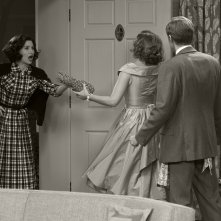 WandaVision: Kathryn Hahn con Paul Bettany ed Elizabeth Olsen in una scena della serie Marvel