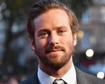Armie Hammer: dopo le accuse di cannibalismo e nuovi video, rinuncia al film Shotgun Wedding