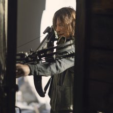 The Walking Dead 10: Norman Reedus armato di balestra