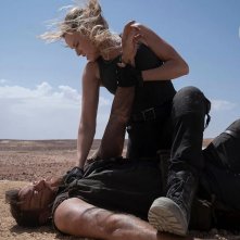 Mortal Kombat: Josh Lawson, Jessica McNamee in una scena del film