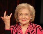 Betty White oggi compie 99 anni e festeggia tra anatre e patatine fritte
