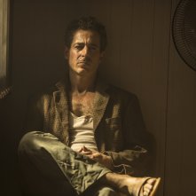 Baghdad Central: Waleed Zuaiter in una scena del primo episodio