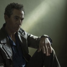 Baghdad Central: Waleed Zuaiter in una scena del quarto episodio
