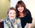 Betty White: tutte le sue 'papere' sul set di Hot in Cleveland (VIDEO)