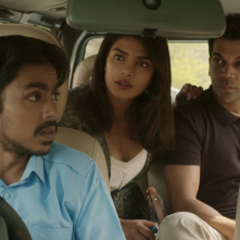 La Tigre Bianca: Rajkummar Rao, Priyanka Chopra, Adarsh Gourav durante una scena