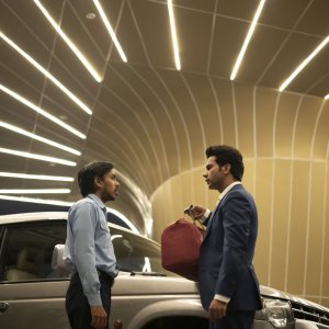 La Tigre Bianca: una scena con Adarsh Gourav e Rajkummar Rao