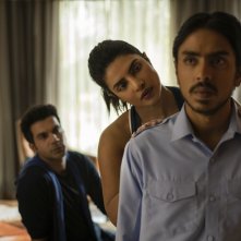 La Tigre Bianca: Rajkummar Rao, Priyanka Chopra, Adarsh Gourav in una scena