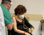 Gina Lollobrigida si vaccina contro il Covid: 'Non date credito ai negazionisti'