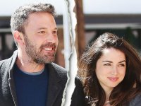 Ben Affleck e Ana de Armas: dopo la rottura, il cartonato dell'attrice finisce nel cassonetto