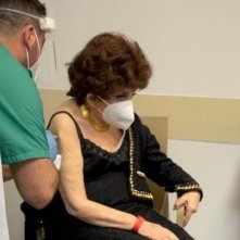 Gina Lollobrigida si sottopone al vaccino contro il Covid-19