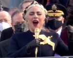 Lady Gaga stile Hunger Games, l'outfit all'insediamento di Biden è virale (FOTO)