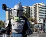 The Mandalorian: un cosplayer con Baby Yoda entusiasma i fan a Los Angeles, ecco il video