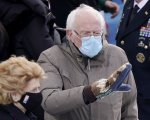 Bernie Sanders all'insediamento di Joe Biden: da Deadpool a Star Wars è meme-mania