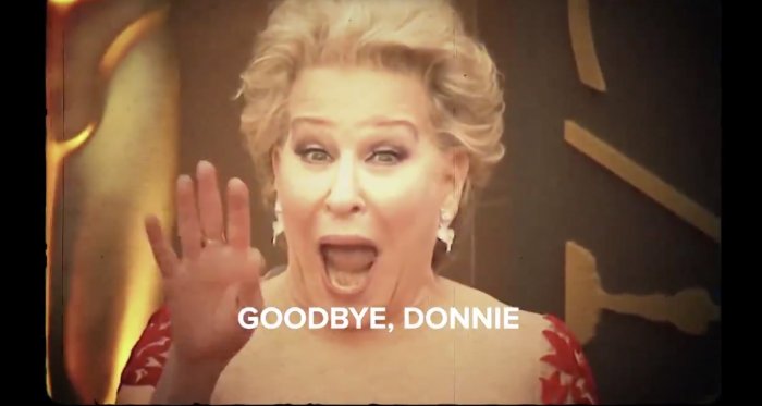Bette Midler celebra la fine della presidenza Trump con il video satirico "Goodbye, Donnie"