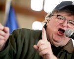 Michael Moore sull'addio di Donald Trump: 'Non abbiamo finito con lui. Deve pagare per le sue azioni'