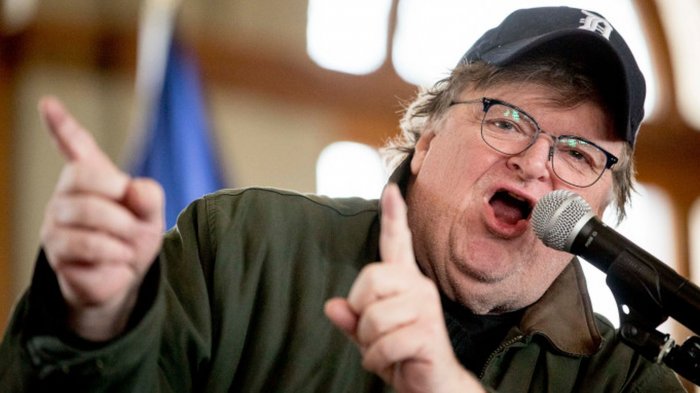 Michael Moore sull'addio di Donald Trump: "Non abbiamo finito con lui. Deve pagare per le sue azioni"