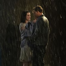 Un sogno per te: Emilia Schüle, Dennis Mojen sotto la pioggia in una scena romantica
