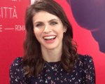 Alexandra Daddario su Sai tenere un segreto?: “Tutti pensano che io sia solo sexy, ma amo far ridere”