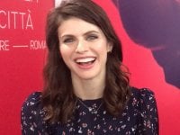 Alexandra Daddario su Sai tenere un segreto?: 'Tutti pensano che io sia solo sexy, ma amo far ridere'