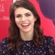 Alexandra Daddario su Sai tenere un segreto?: “Tutti pensano che io sia solo sexy, ma amo far ridere”