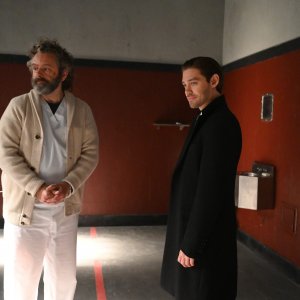 Prodigal Son 2: Michael Sheen e Tom Payne in una foto della seconda stagione